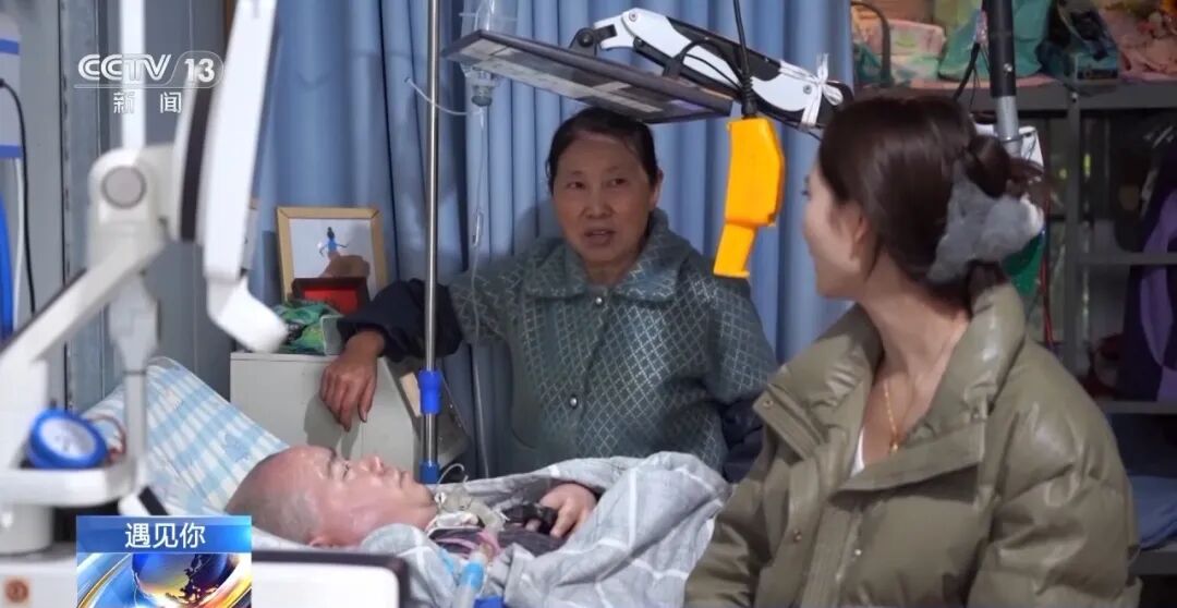 仅一根手指一根脚趾能动，他却和母亲建起一座农场！9.jpg
